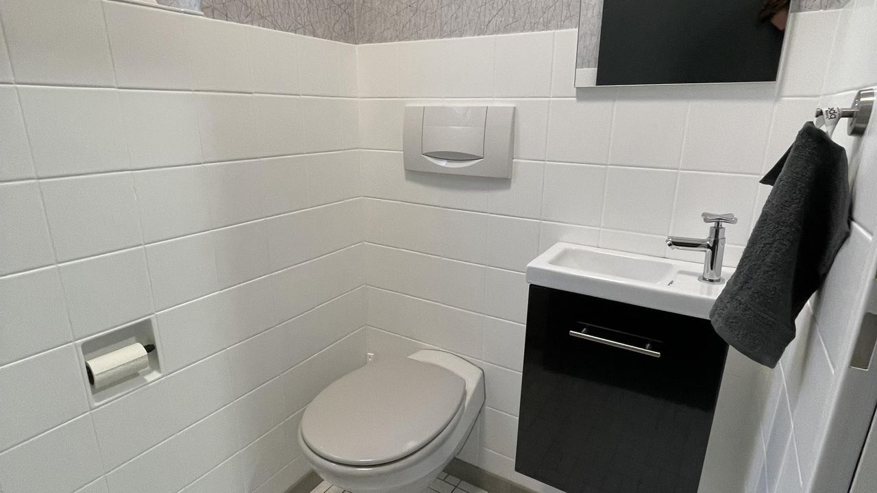 separates WC separates WC